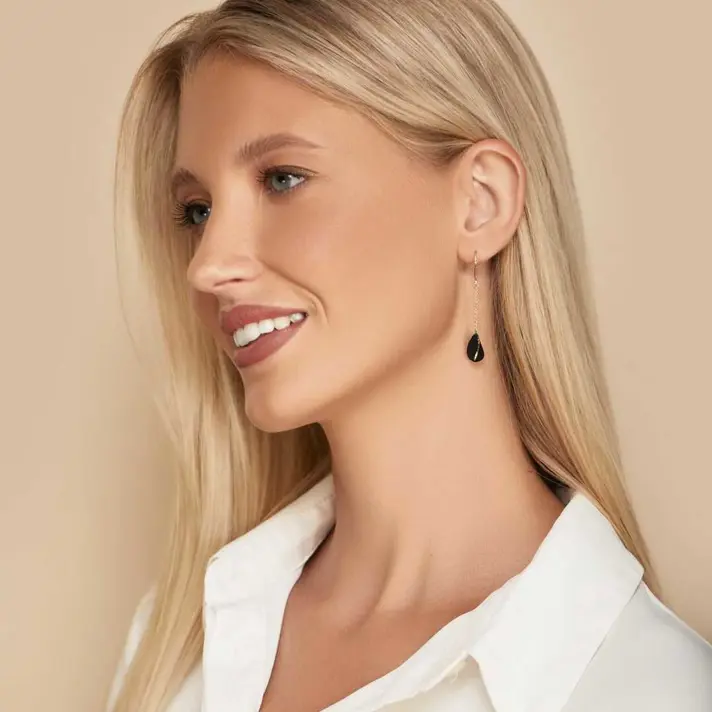 עגילי זהב מצופים אמייל שחור מט בשילוב קריסטלים נוצצים ובאורך 5 ס"מ