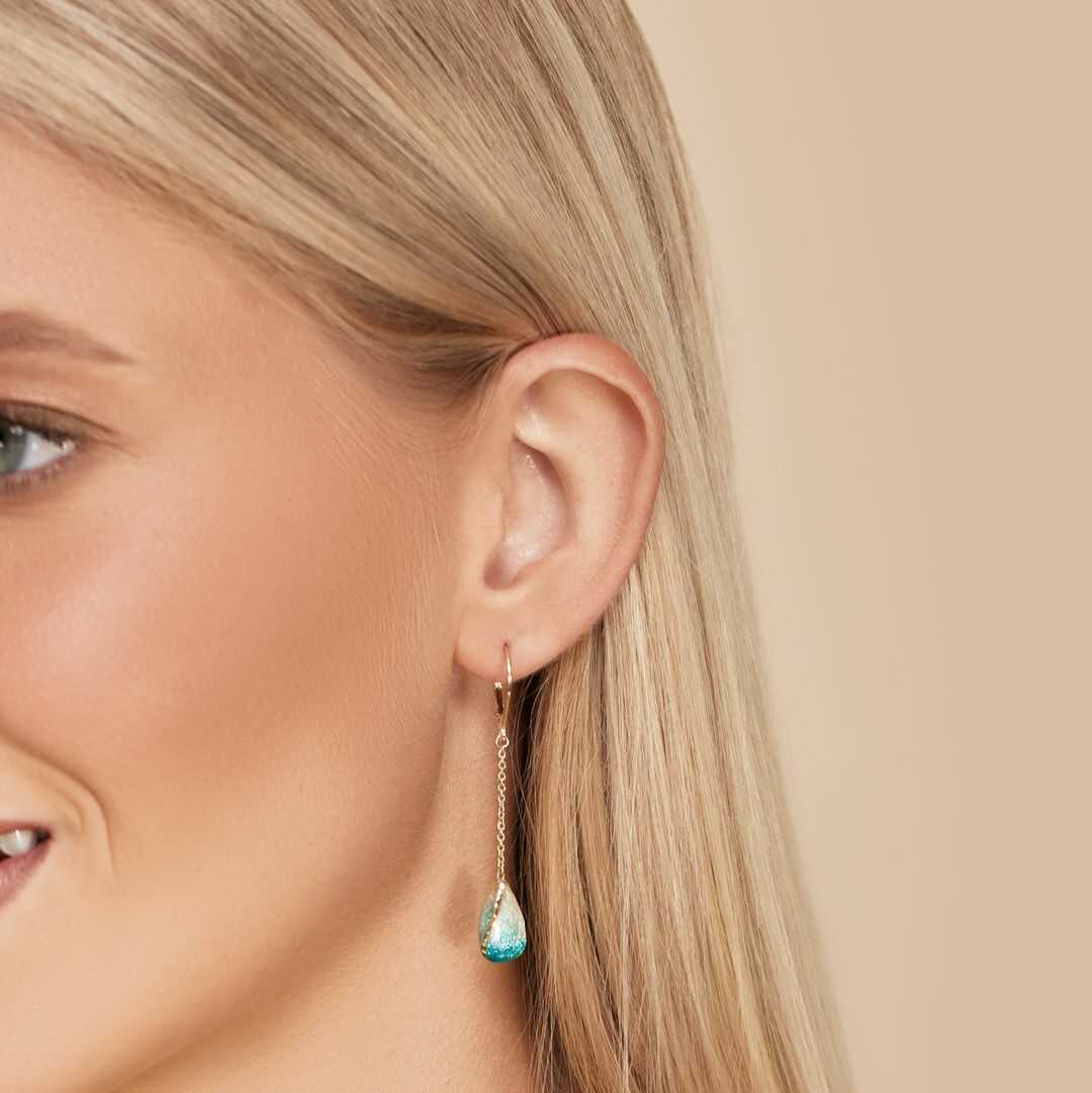 עגילי זהב מצופים אמייל בגוון אפור וטורקיז בשילוב קריסטלים נוצצים ובאורך 5 ס"מ