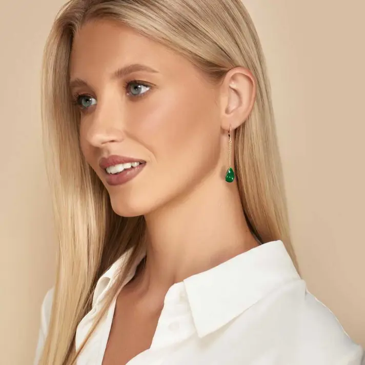 עגילי זהב מצופים אמייל ירוק בשילוב קריסטלים נוצצים ובאורך 5 ס"מ