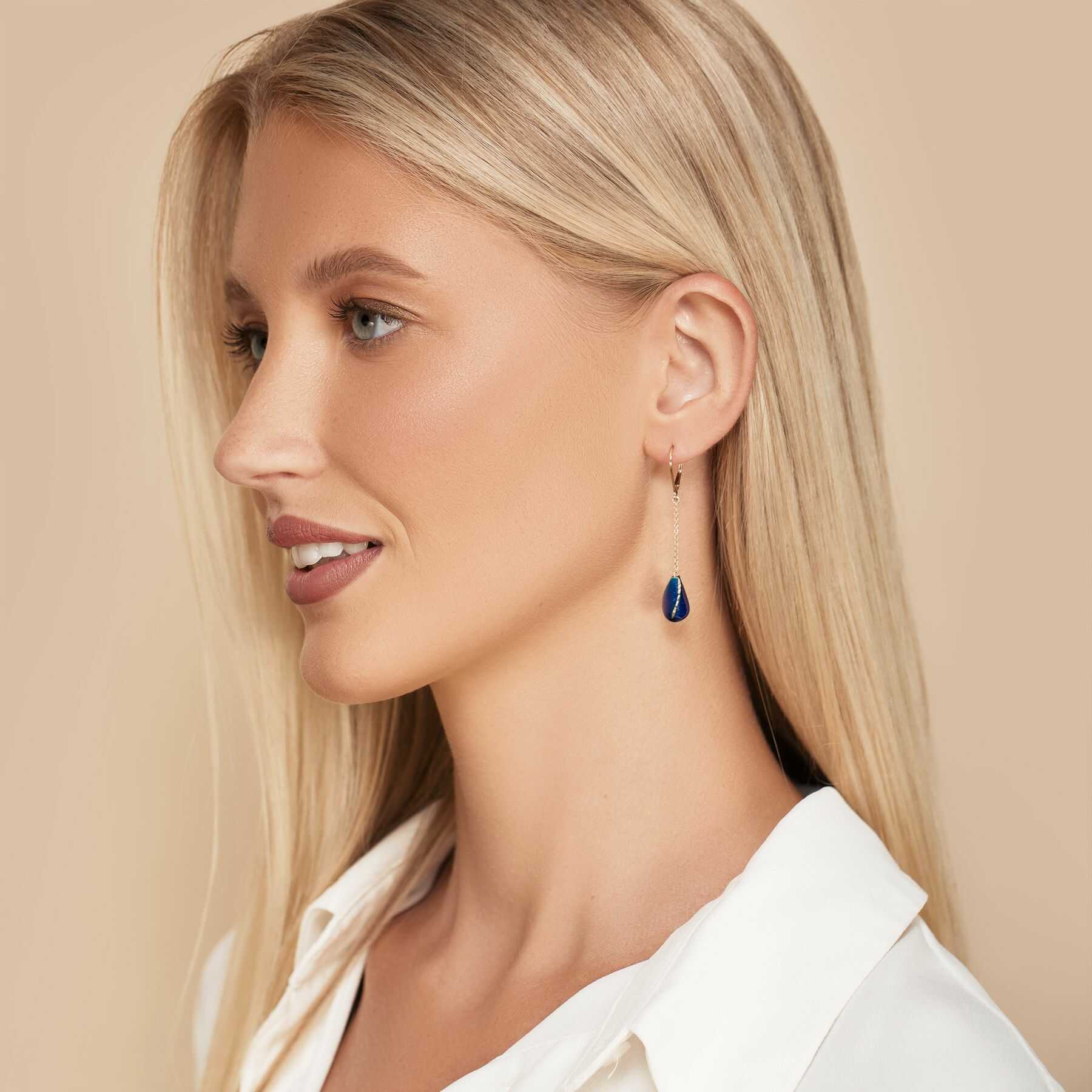 עגילי זהב מצופים אמייל כחול בשילוב קריסטלים נוצצים ובאורך 5 ס"מ