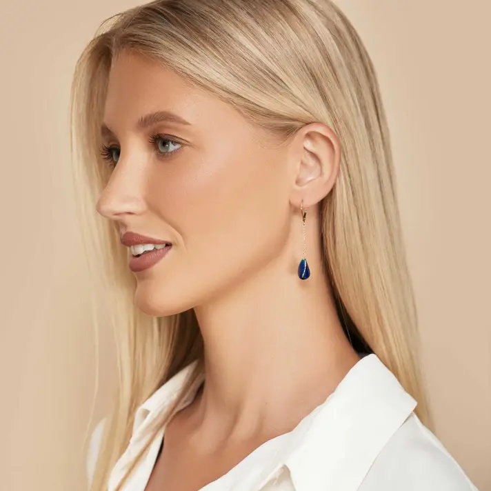 עגילי זהב מצופים אמייל כחול בשילוב קריסטלים נוצצים ובאורך 5 ס"מ