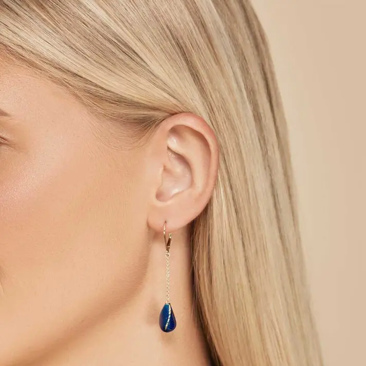 עגילי זהב מצופים אמייל כחול בשילוב קריסטלים נוצצים ובאורך 5 ס"מ