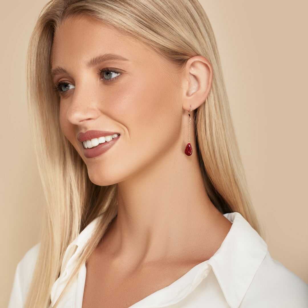 עגילי זהב מצופים אמייל בגוון בורדו בשילוב קריסטלים נוצצים ובאורך 5 ס"מ