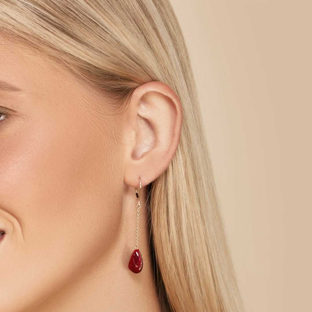 עגילי זהב מצופים אמייל בגוון בורדו בשילוב קריסטלים נוצצים ובאורך 5 ס"מ