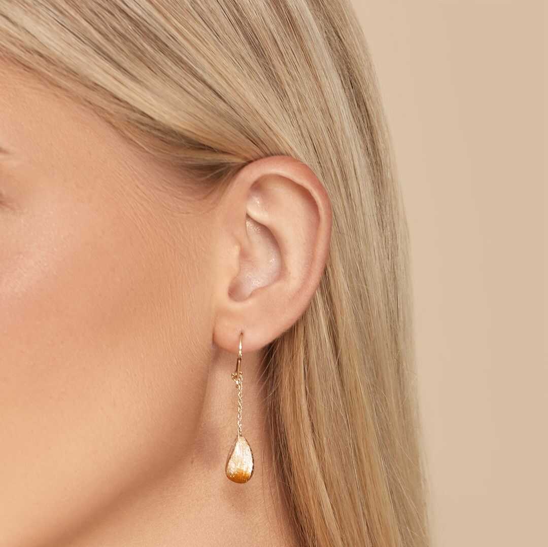 עגילי זהב מצופים אמייל בגוון אפור וכתום בשילוב קריסטלים נוצצים ובאורך 5 ס"מ