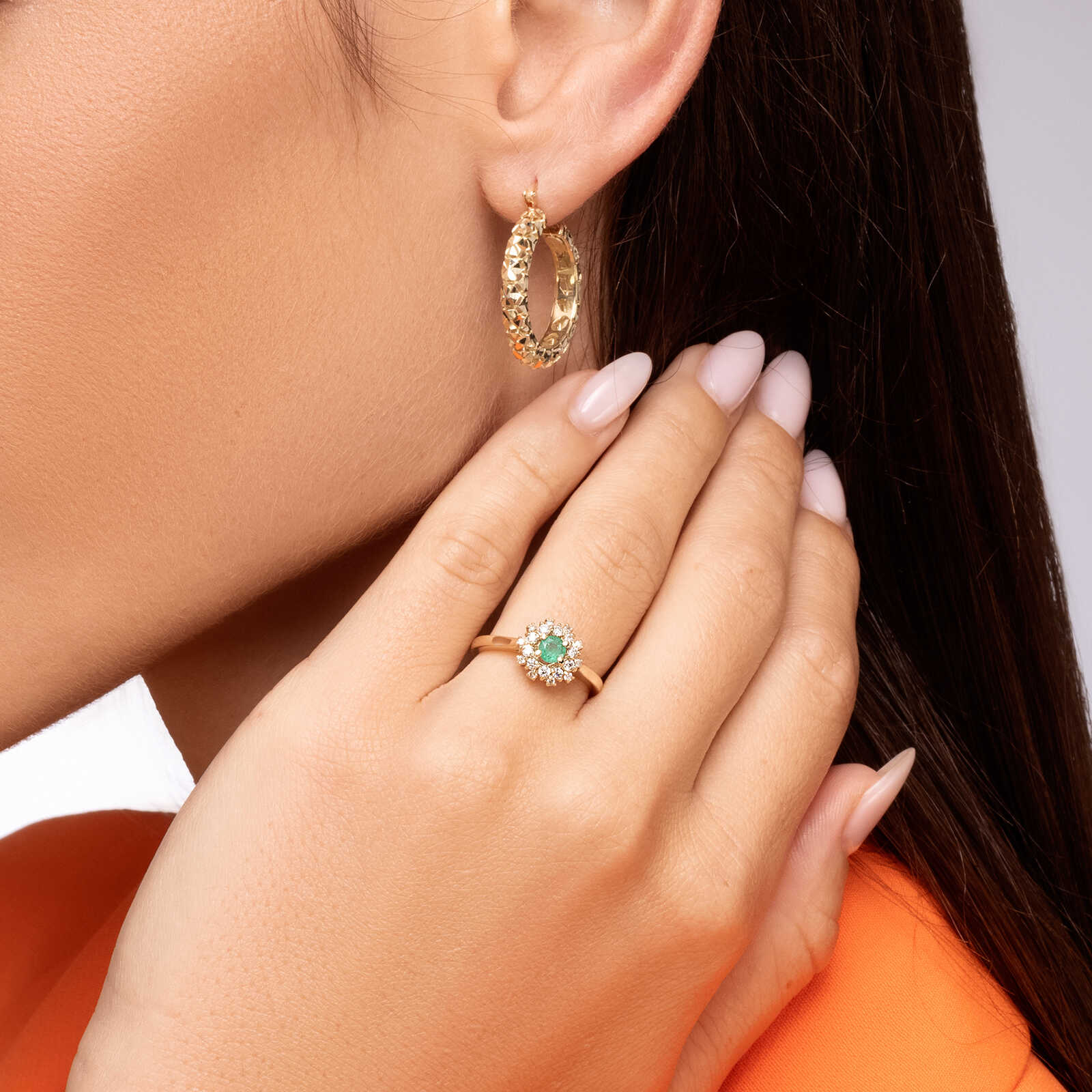 טבעת יהלום משובצת יהלומים ואבן אמרלד ירוקה