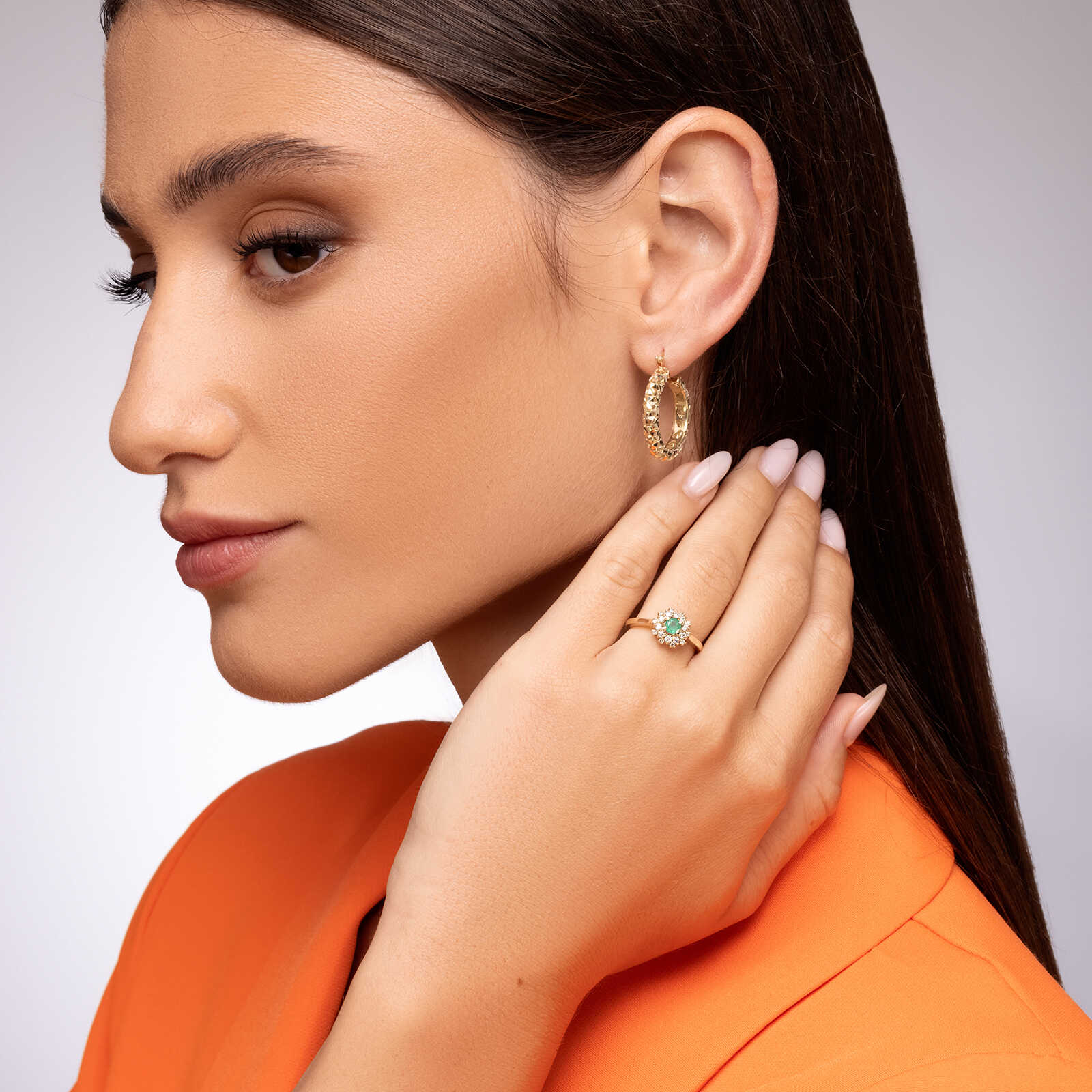 טבעת יהלום משובצת יהלומים ואבן אמרלד ירוקה