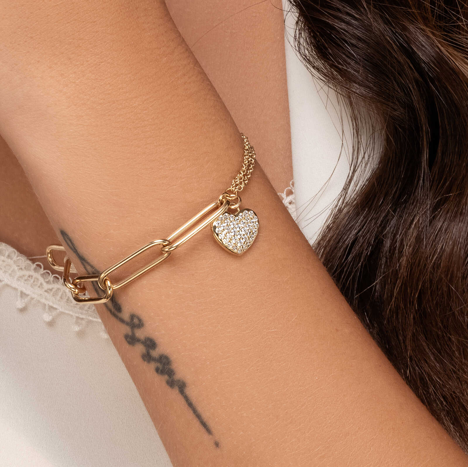 צמיד זהב המשלב חוליות ושרשרת משולשת עם תליון לב משובץ זירקונים