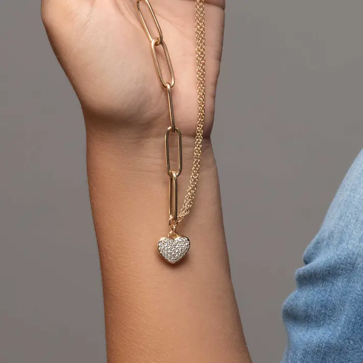 שרשרת המשלבת חוליות עם שרשרת משולשת ותליון לב משובץ זירקונים
