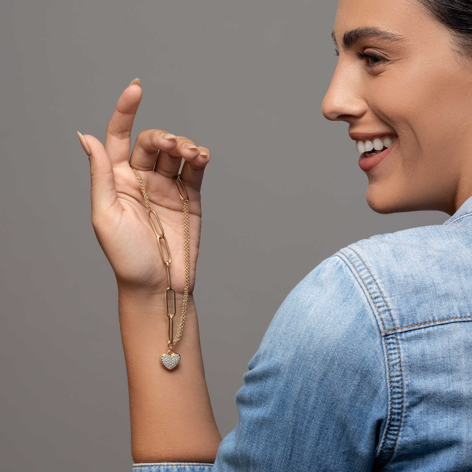 שרשרת המשלבת חוליות עם שרשרת משולשת ותליון לב משובץ זירקונים