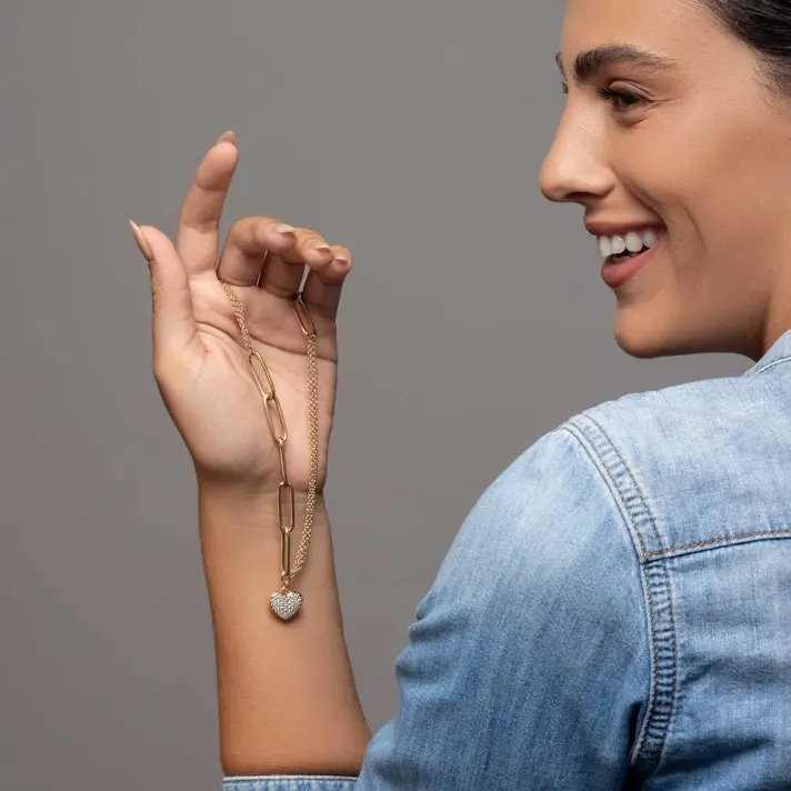 שרשרת המשלבת חוליות עם שרשרת משולשת ותליון לב משובץ זירקונים