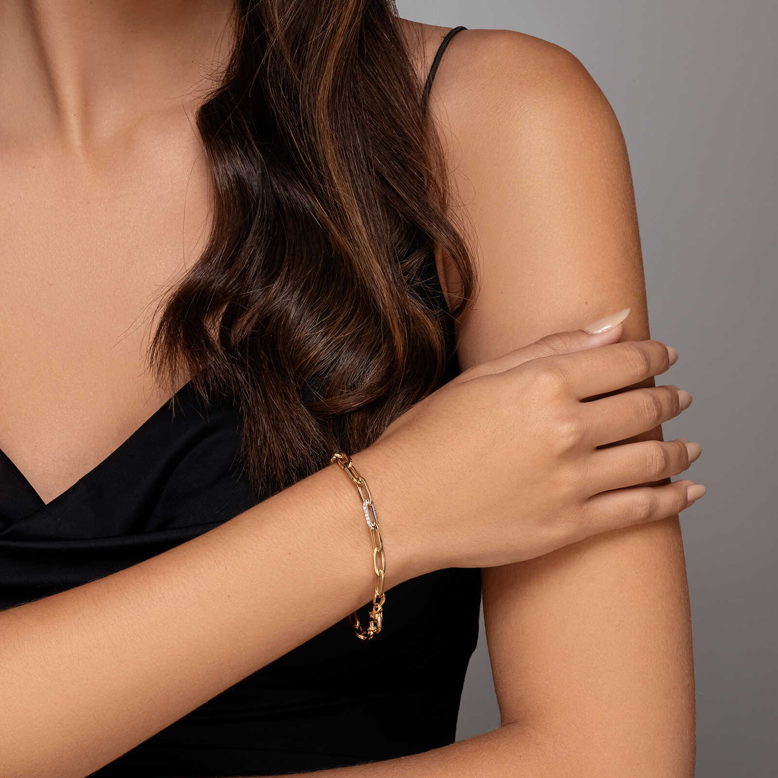 צמיד זהב עם חוליות Paper clip עם חוליה משובצת זירקונים