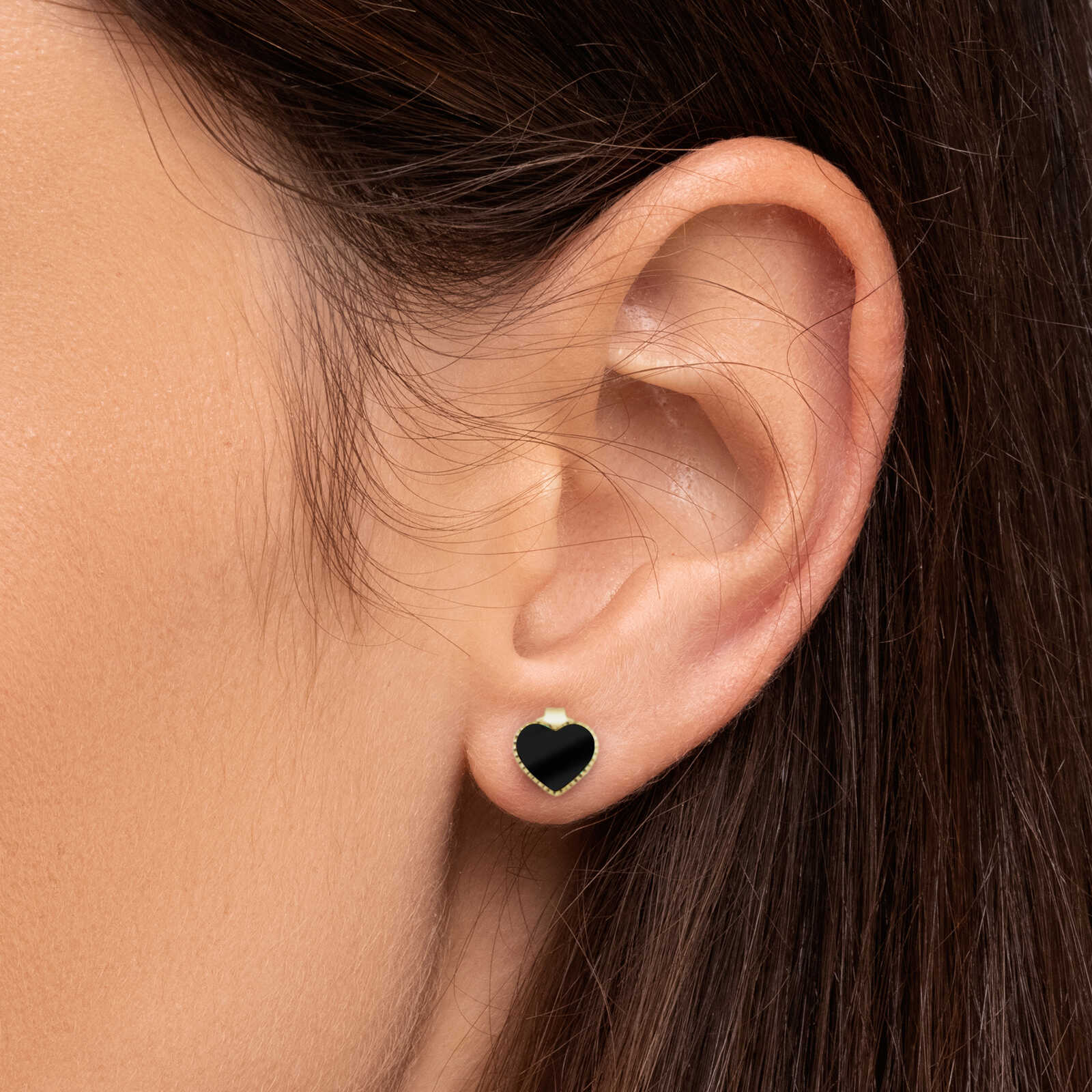 עגילי זהב בצורת לב משובצים אבני אוניקס שחורות