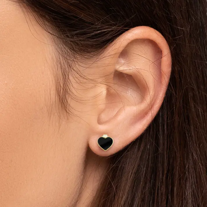 עגילי זהב בצורת לב משובצים אבני אוניקס שחורות