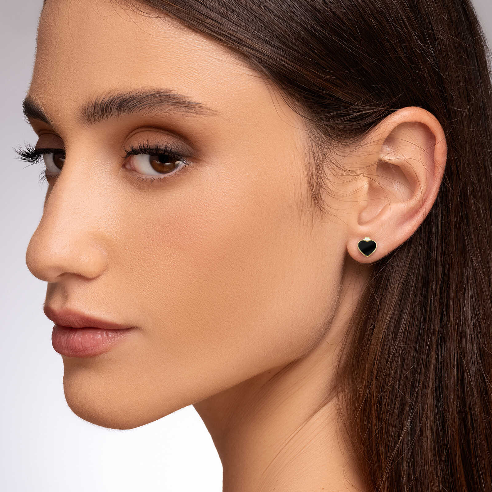 עגילי זהב בצורת לב משובצים אבני אוניקס שחורות