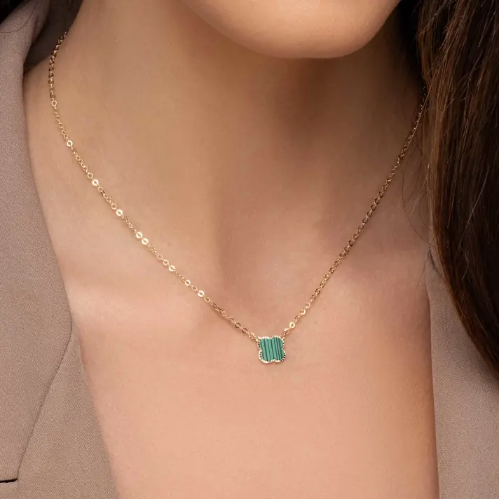 שרשרת ותליון זהב בשיבוץ אבן משכית ירוקה