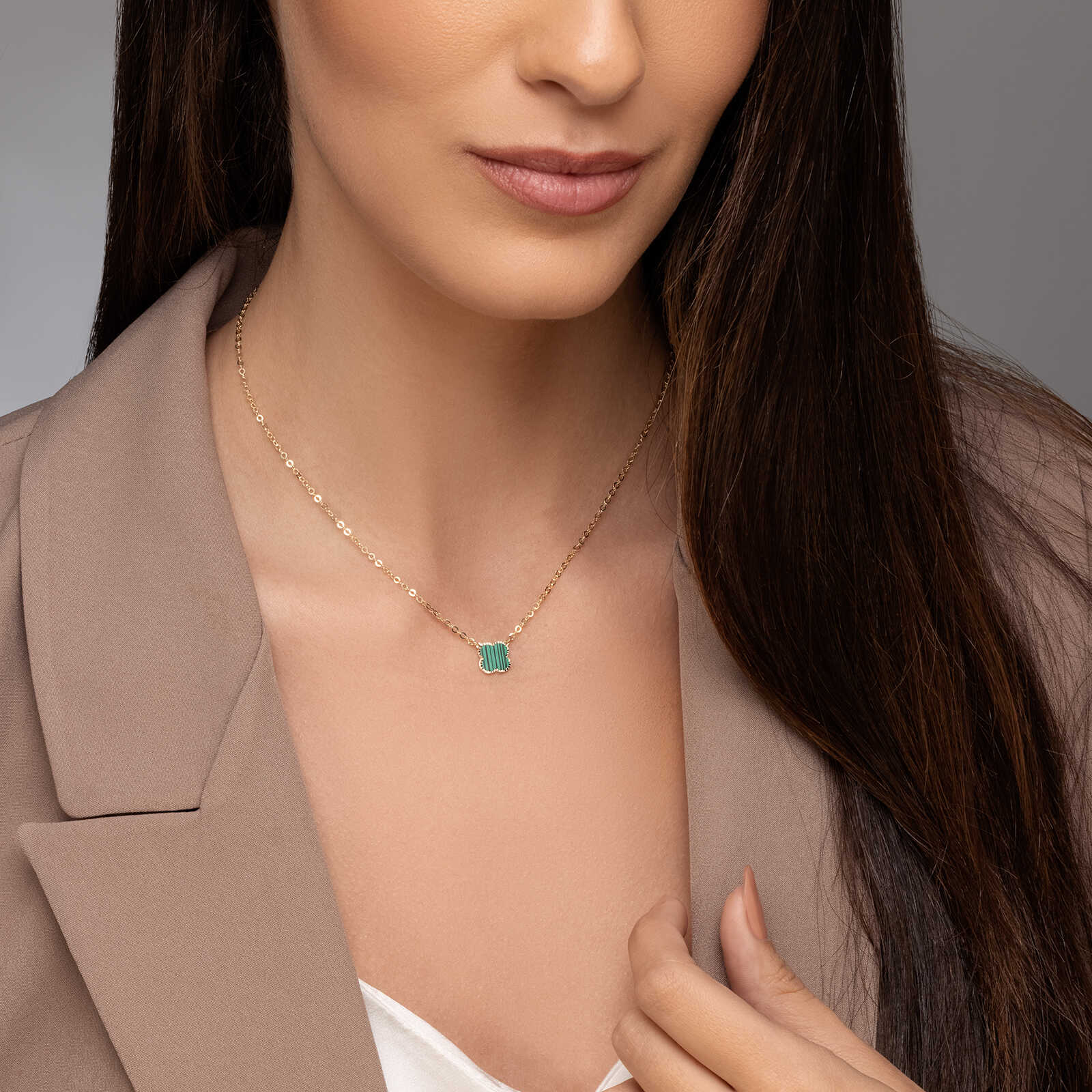 שרשרת ותליון זהב בשיבוץ אבן משכית ירוקה