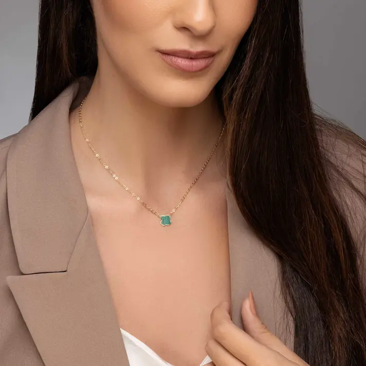 שרשרת ותליון זהב בשיבוץ אבן משכית ירוקה