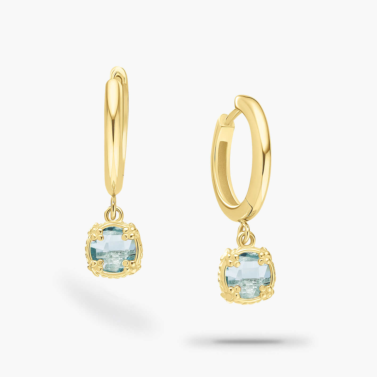 עגילי זהב חישוק עם בלו טופז