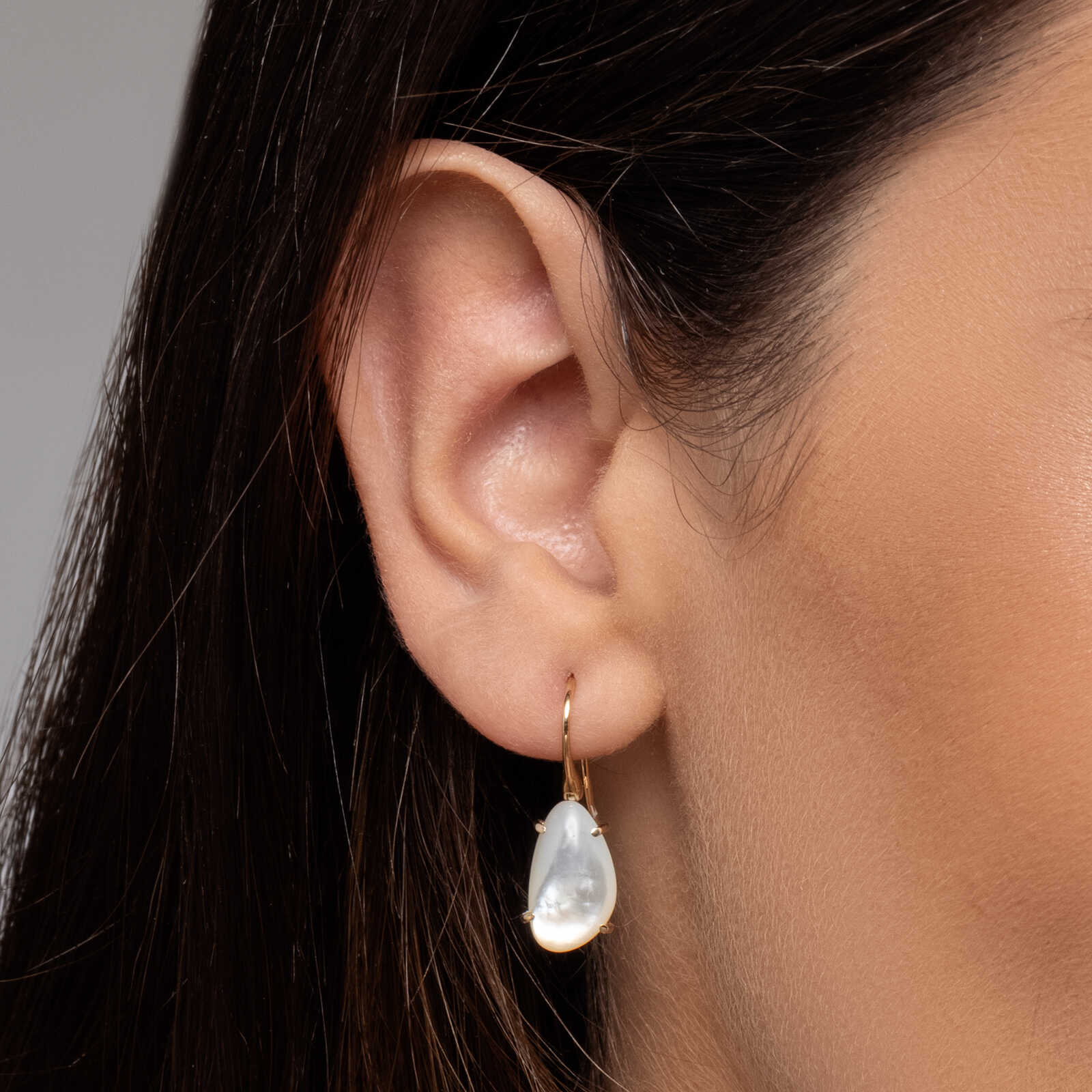 עגילי גיבסנית עשויים זהב בשיבוץ פנינה