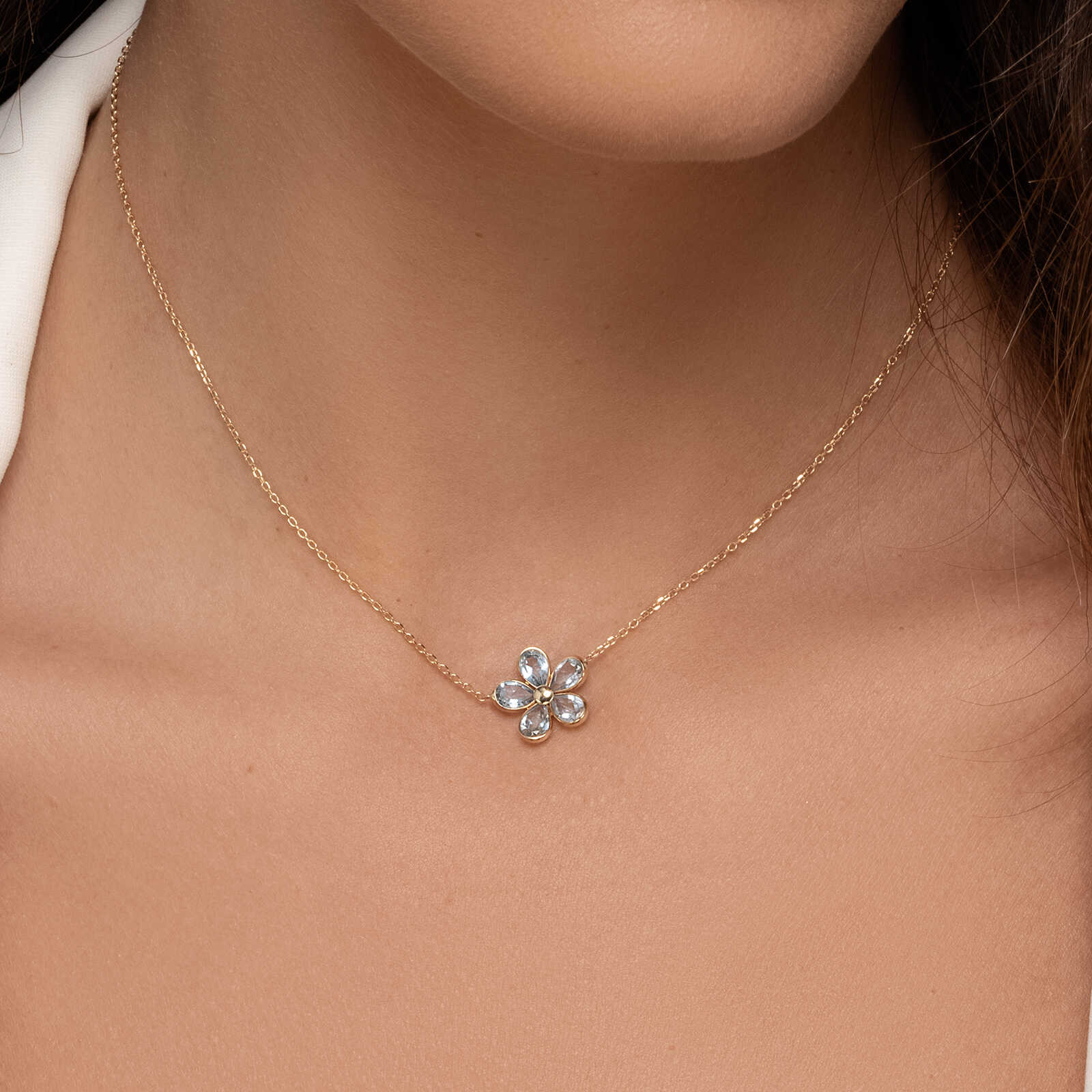 שרשרת כלנית- עם תליון פרח בשיבוץ בלו טופז