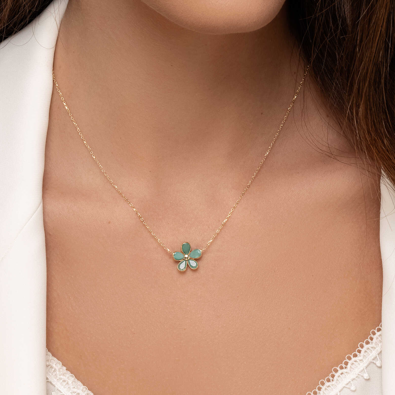 שרשרת מרווה- עם תליון פרח בשיבוץ אמרלד