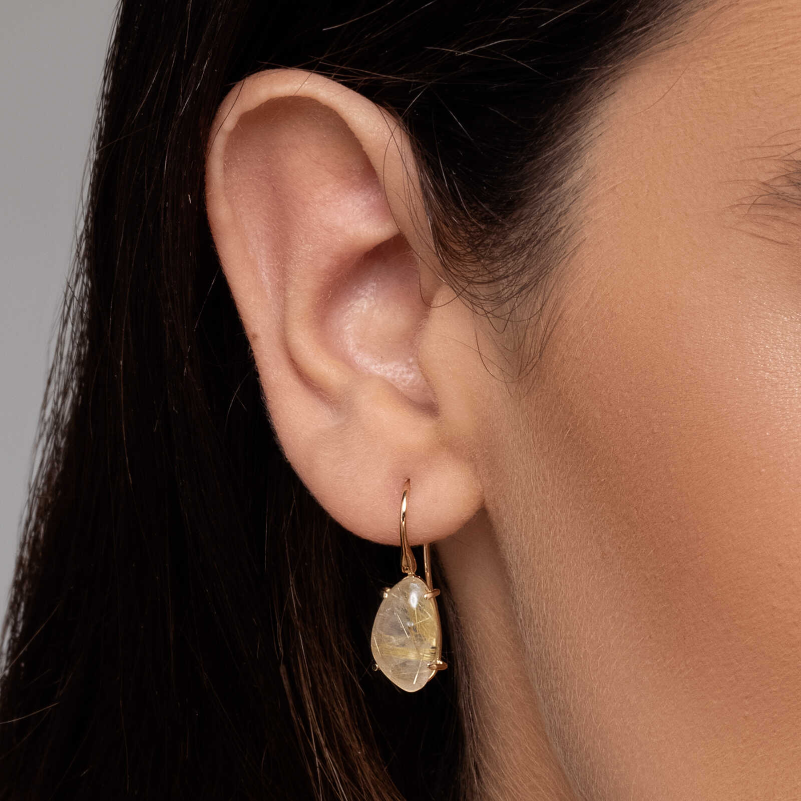 עגילי אדמונית עשויים זהב ומשובצים ברוטילייטד קריסטל-קוורץ