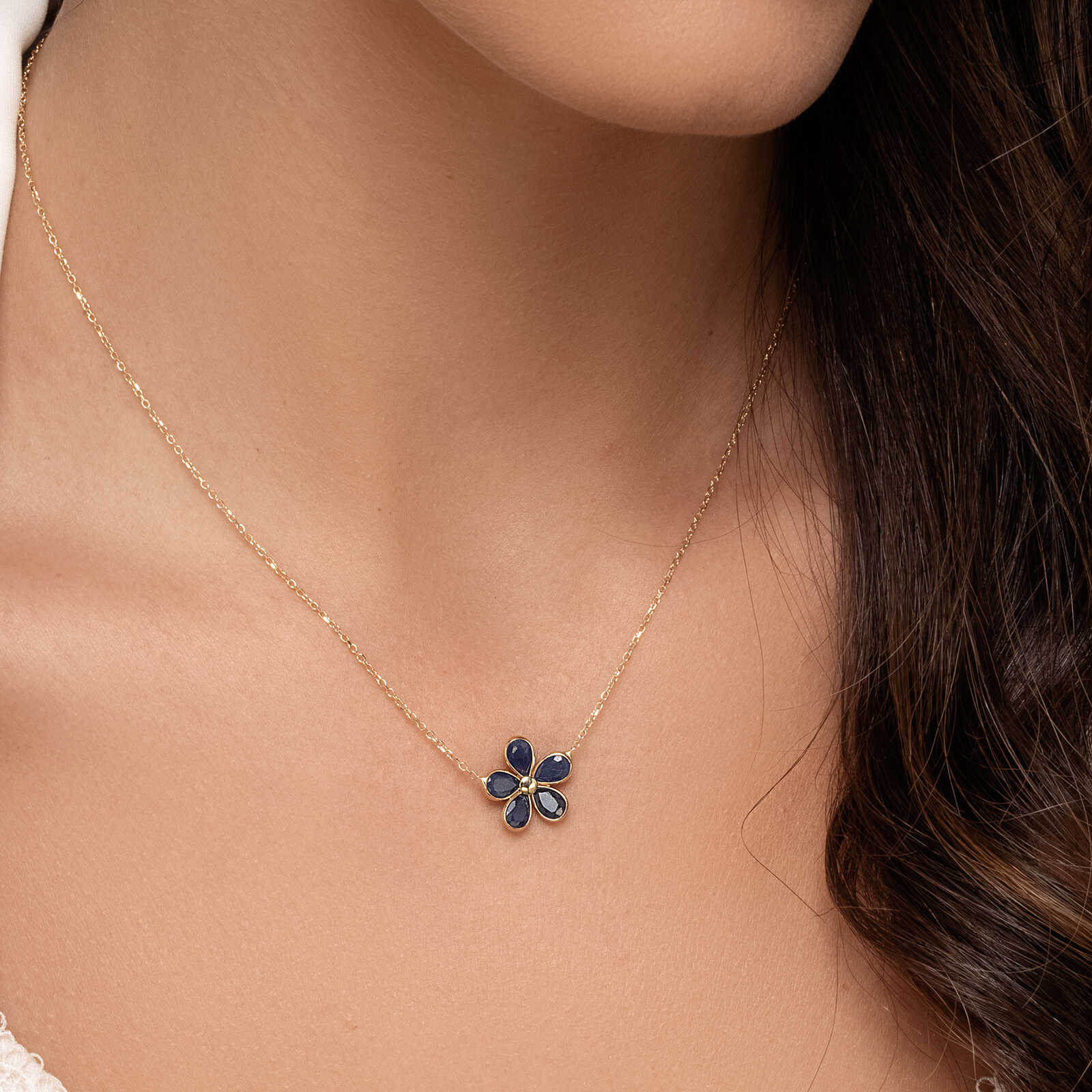 שרשרת איריס-  עם תליון פרח בשיבוץ  בלו ספיר