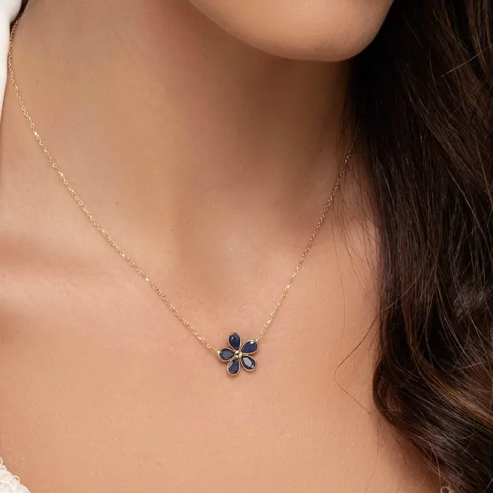 שרשרת איריס-  עם תליון פרח בשיבוץ  בלו ספיר