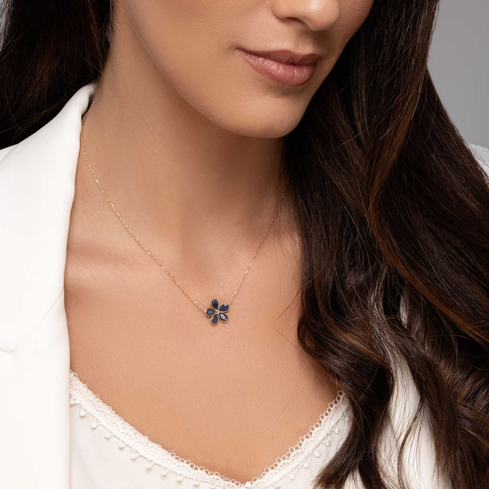 שרשרת איריס-  עם תליון פרח בשיבוץ  בלו ספיר