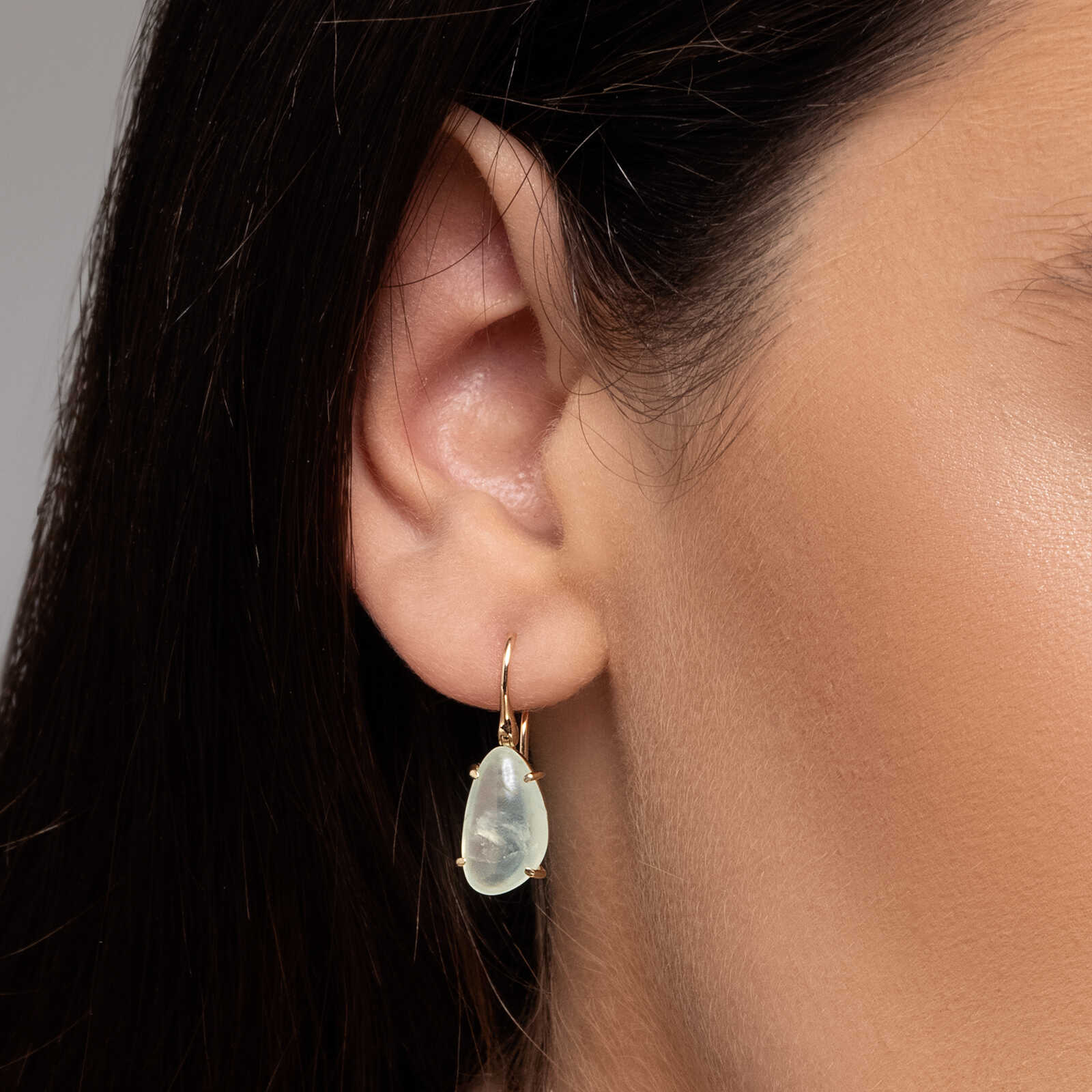 עגילי מנטה עשויים זהב בשיבוץ אבן החן פריהנייט.