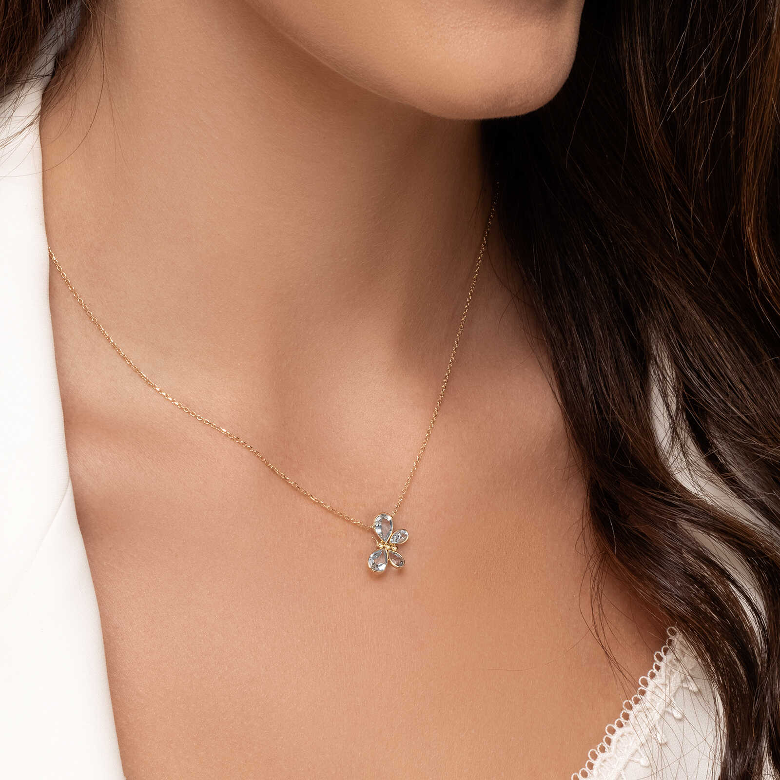 שרשרת זהב פרפר תכלת בשיבוץ בלו טופז