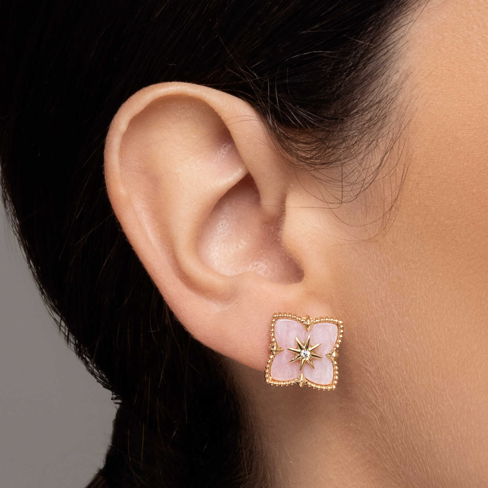 עגילי תלתן זהב צמודים עם פינק אופל