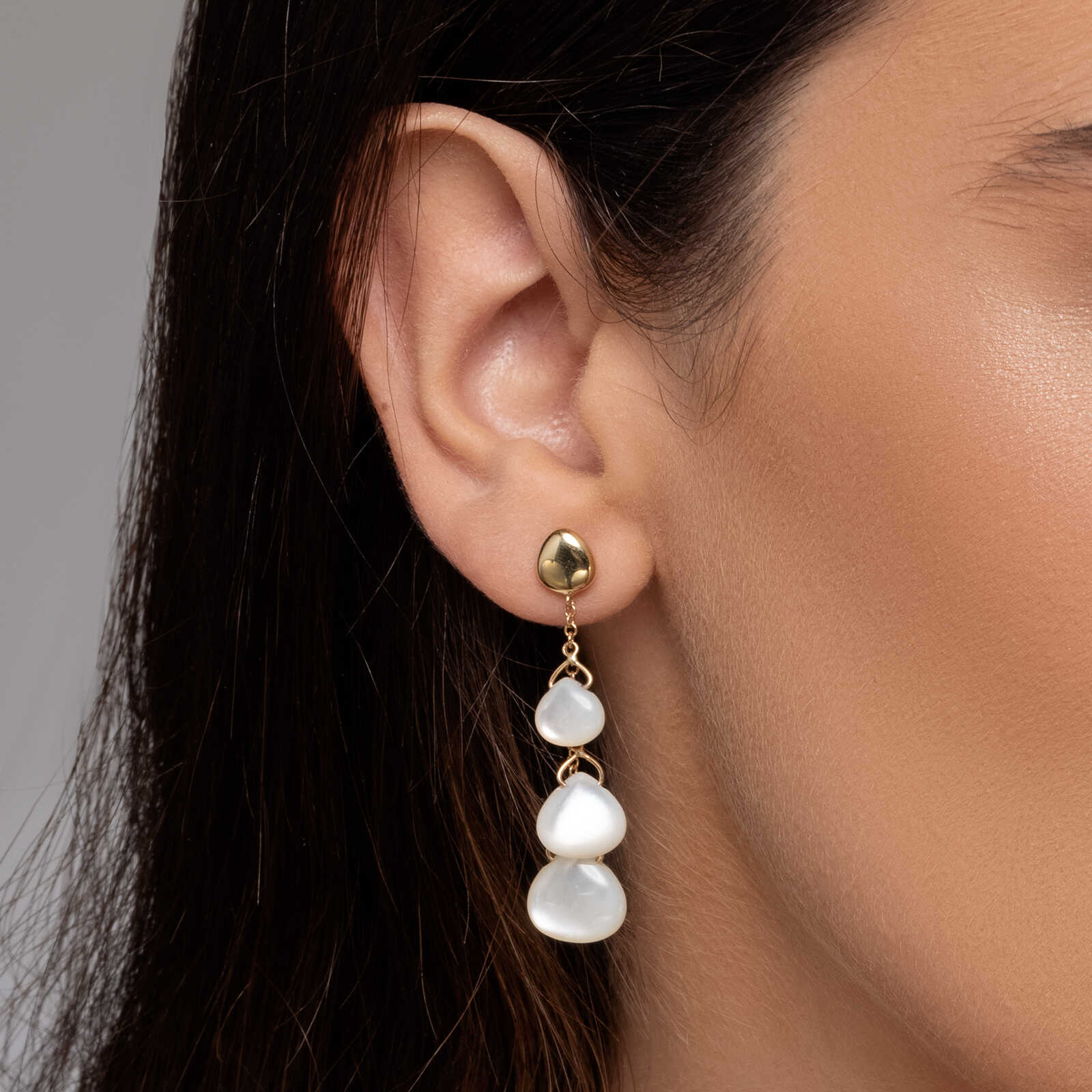 עגילי יסמין עשויים זהב ומשובצים באם הפנינה