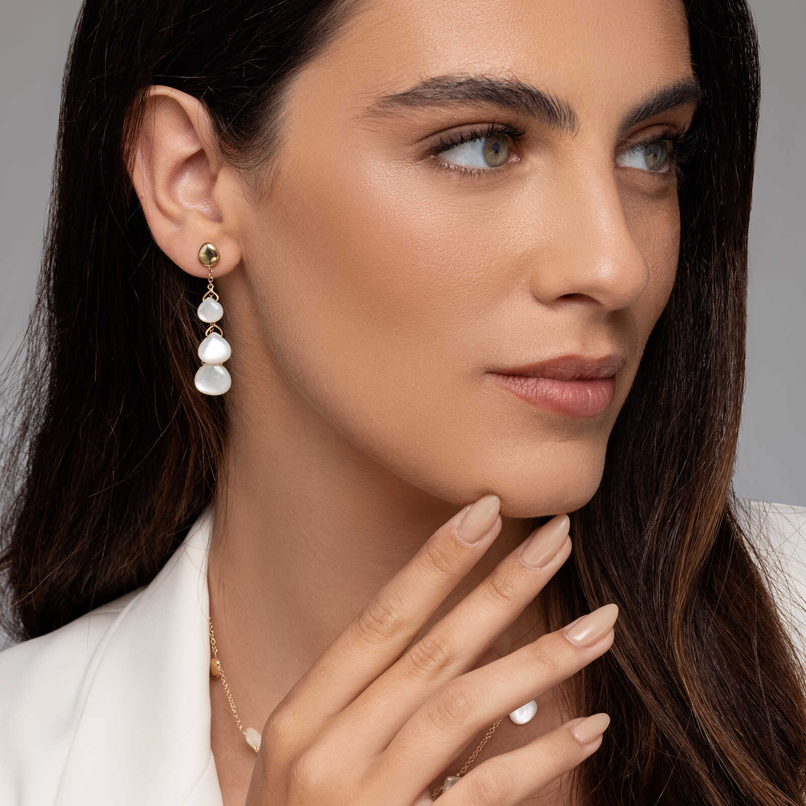 עגילי יסמין עשויים זהב ומשובצים באם הפנינה