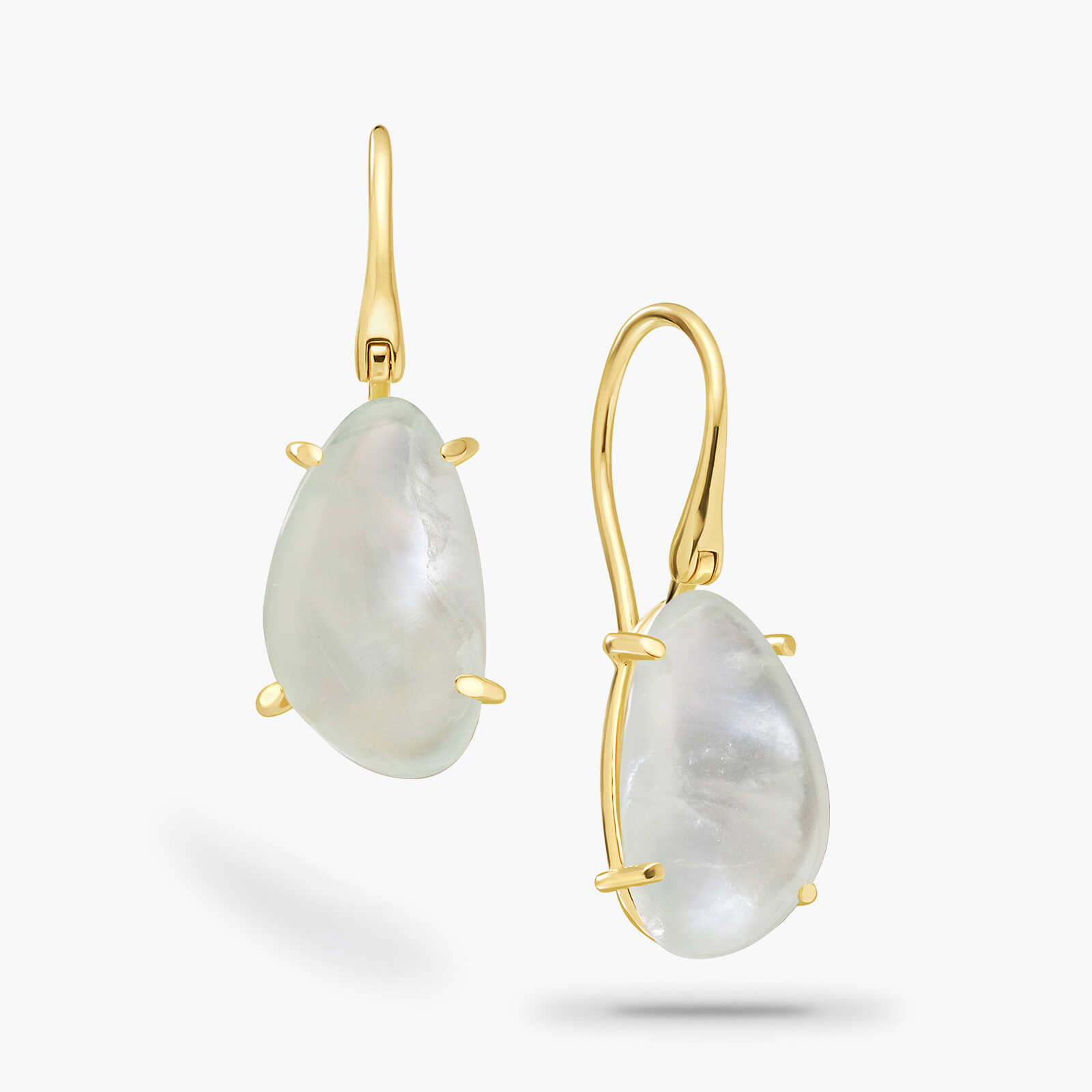 עגילי מנטה עשויים זהב בשיבוץ אבן החן פריהנייט.