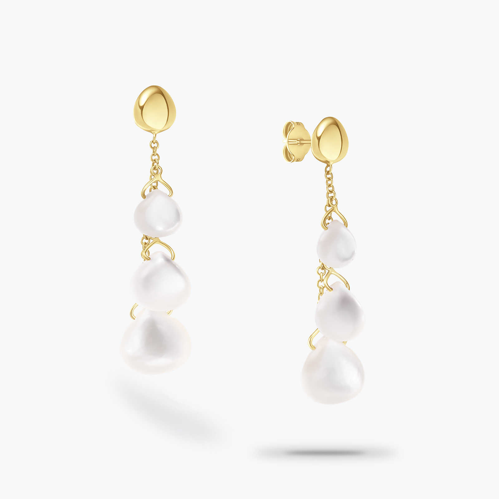 עגילי יסמין עשויים זהב ומשובצים באם הפנינה