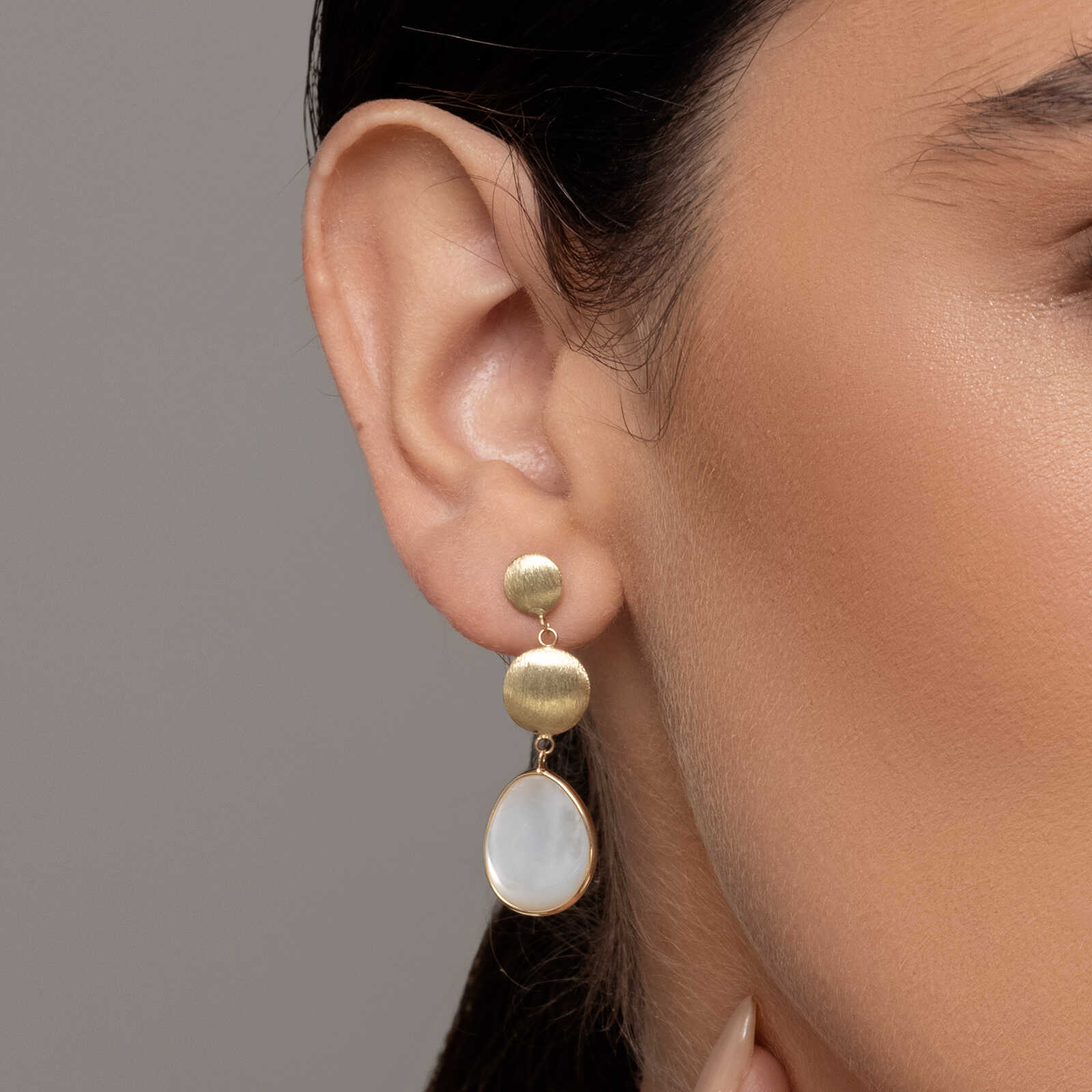 עגילי נרקיס עשויים זהב, בשיבוץ אם הפנינה