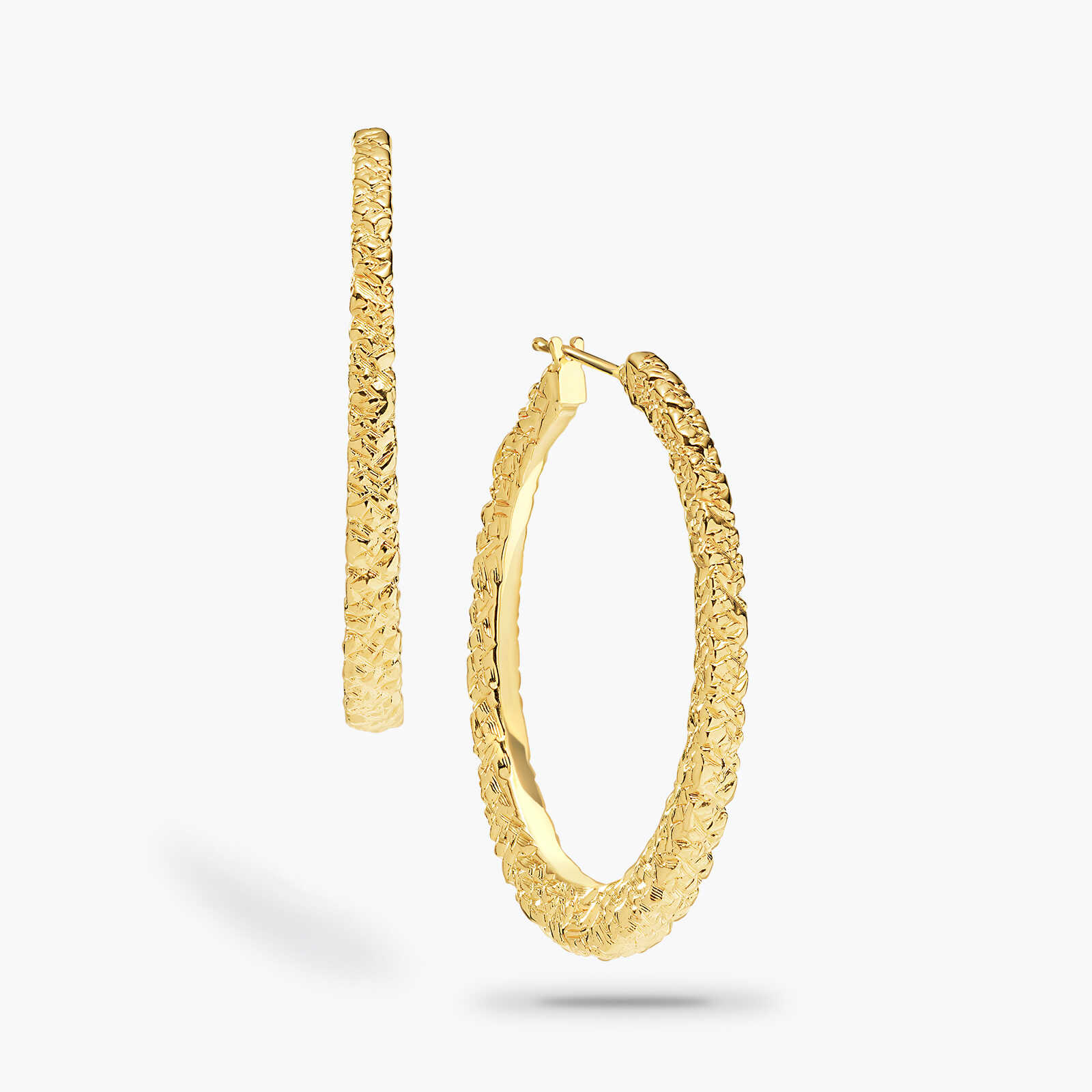 עגילי זהב אליפסיים בגימור סלעי בגובה 4.3 ס"מ