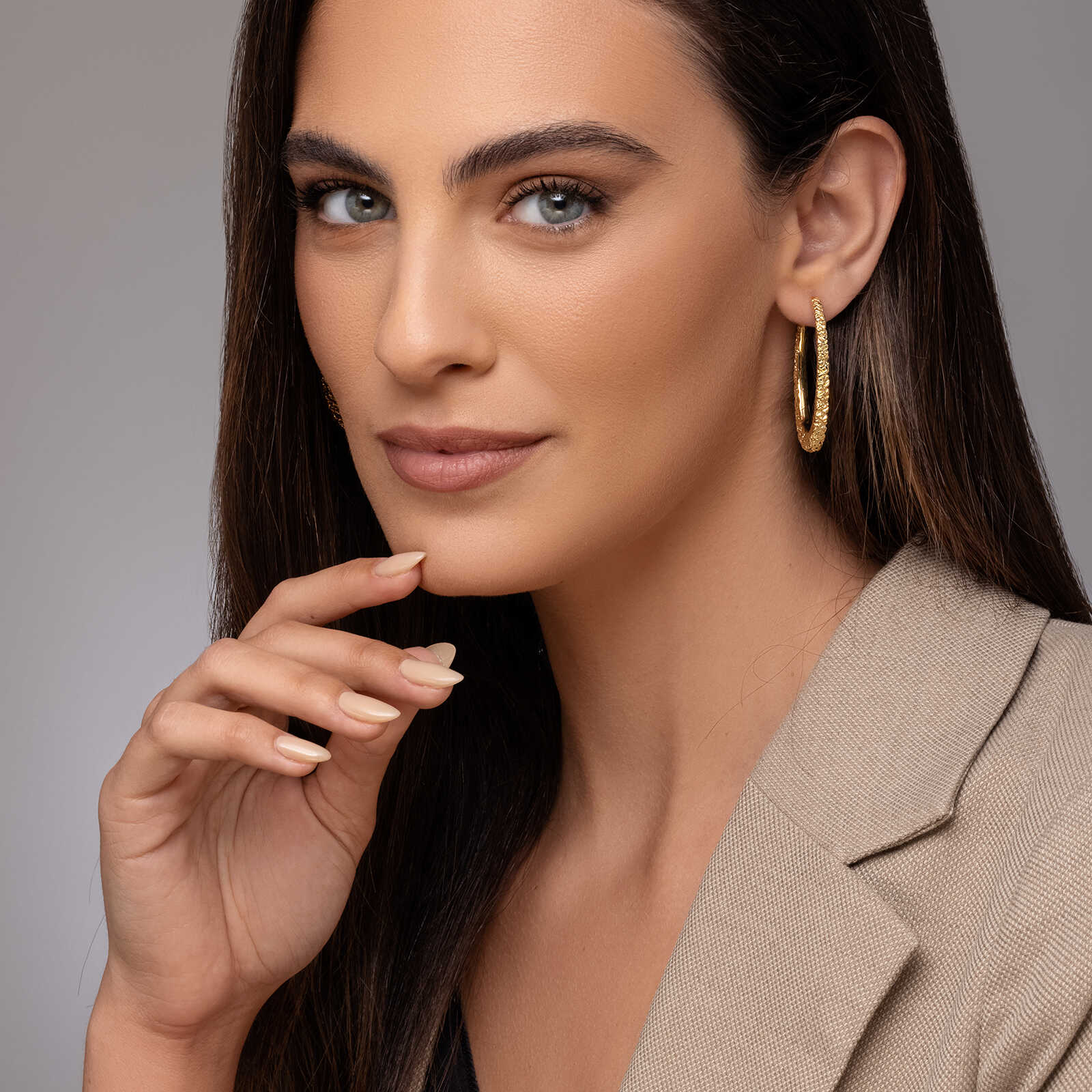 עגילי זהב אליפסיים בגימור סלעי בגובה 4.3 ס"מ