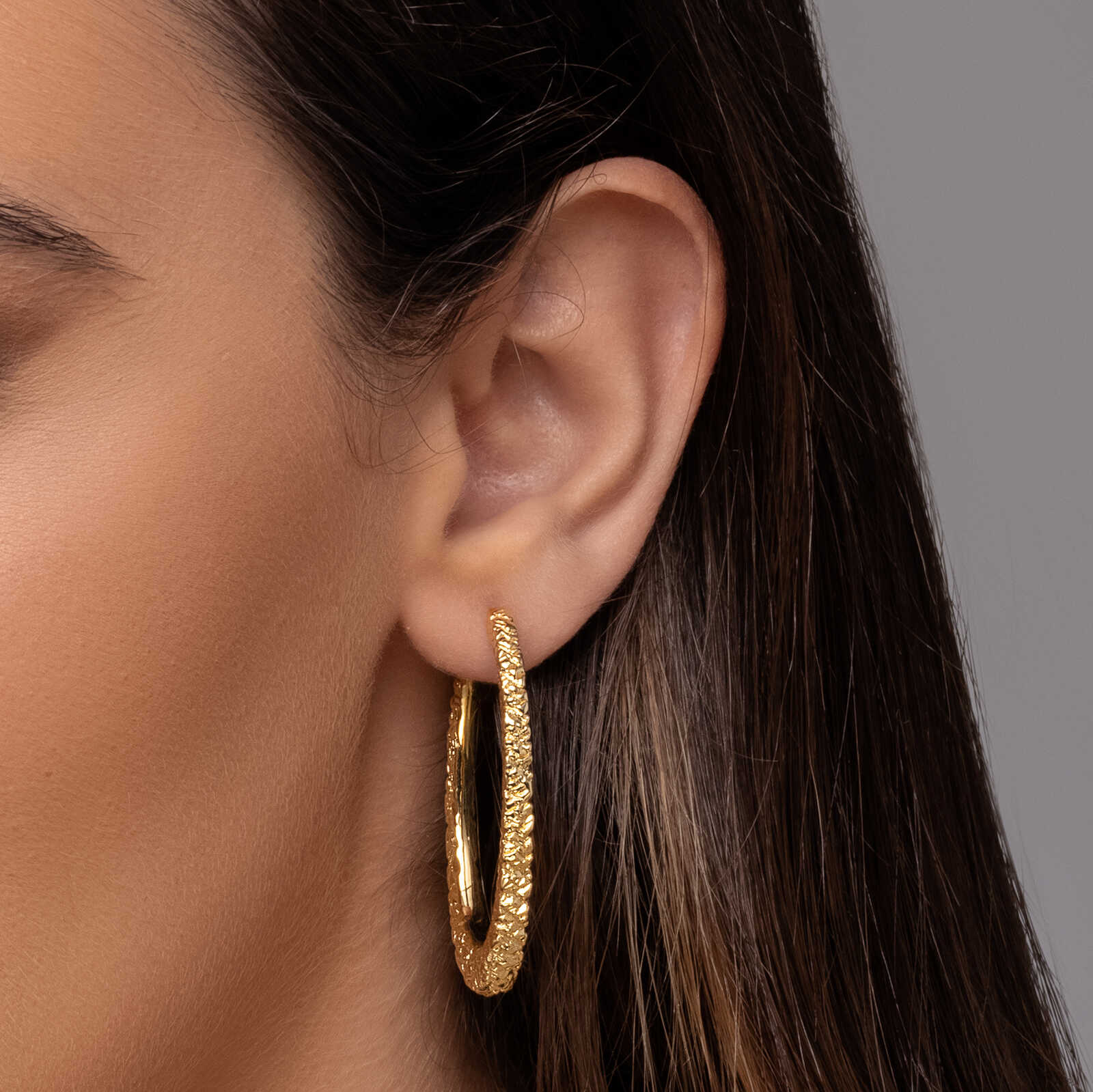 עגילי זהב אליפסיים בגימור סלעי בגובה 4.3 ס"מ