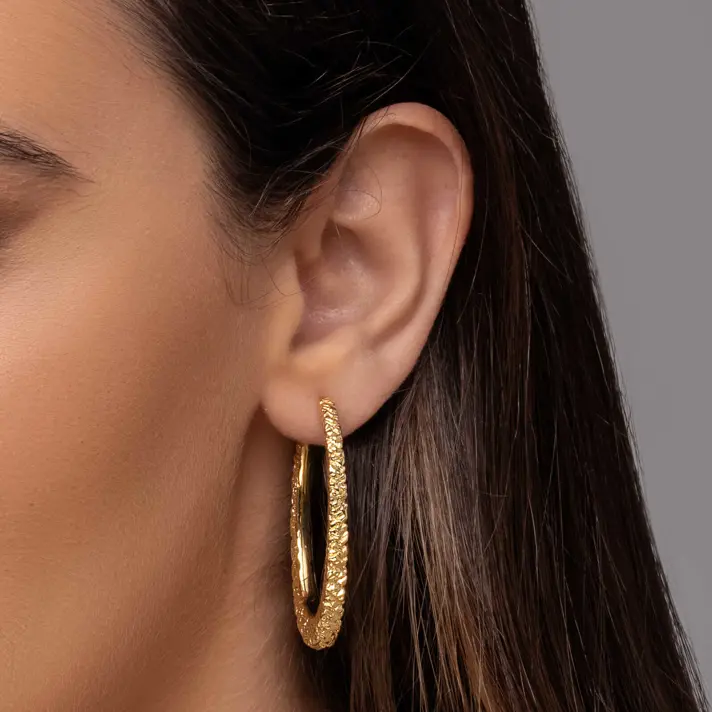 עגילי זהב אליפסיים בגימור סלעי בגובה 4.3 ס"מ