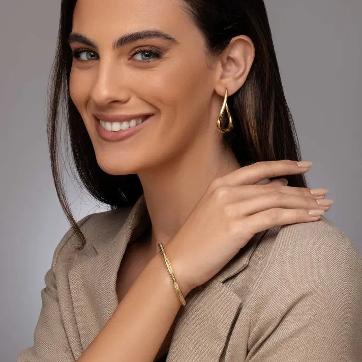 צמיד זהב קשיח משובץ זירקונים נוצצים