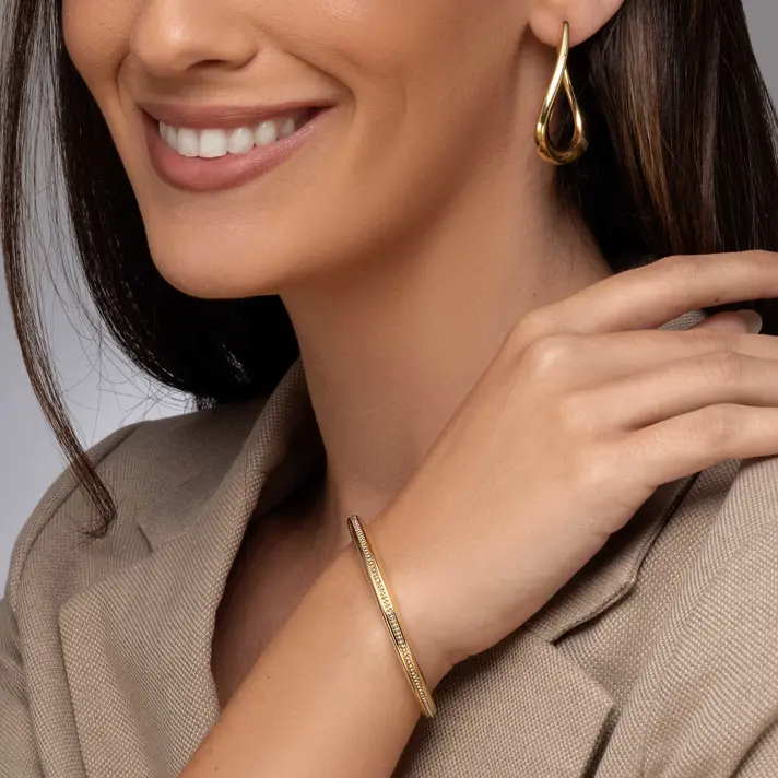 צמיד זהב קשיח משובץ זירקונים נוצצים