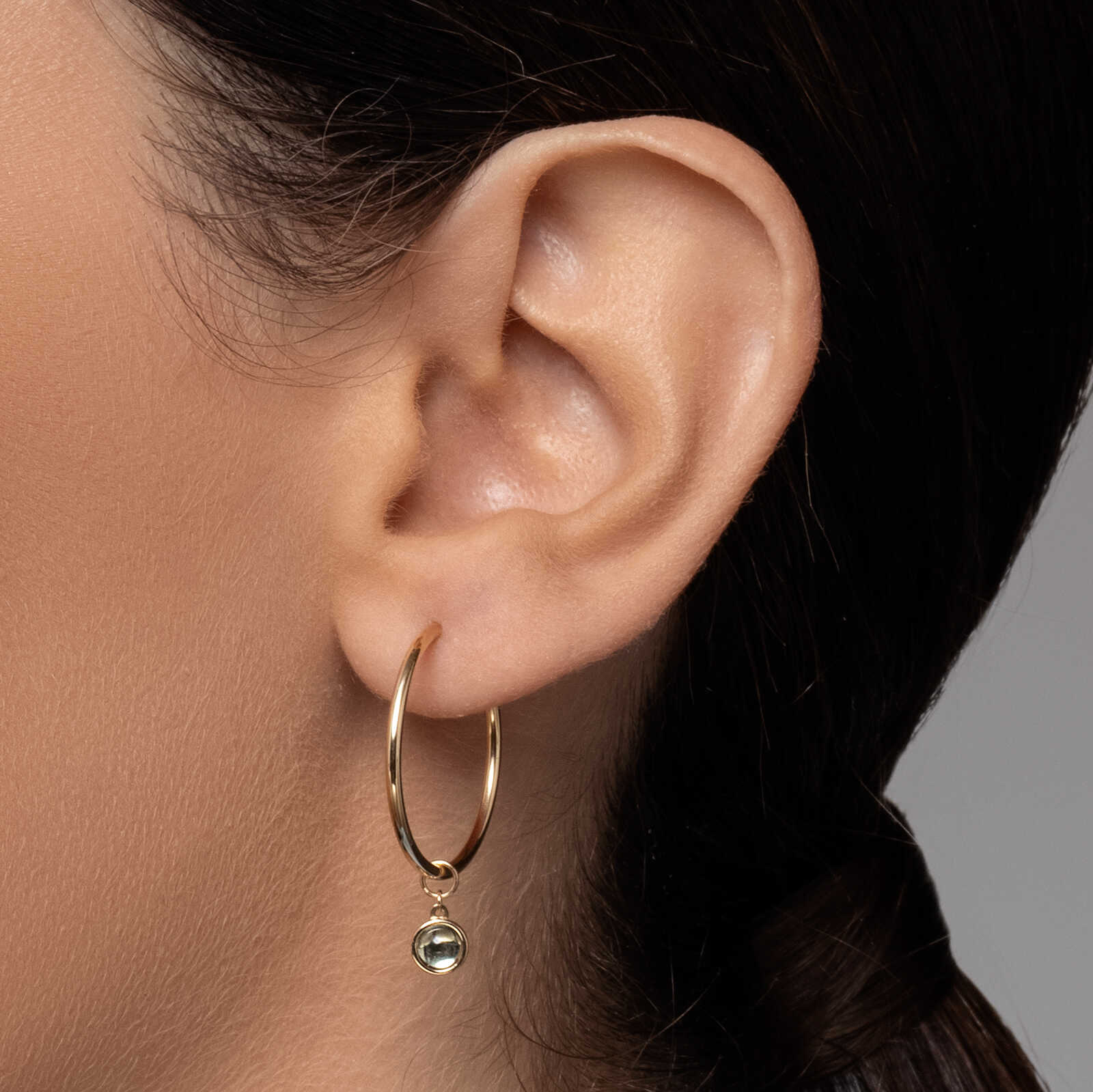 עגילי זהב חישוק משוצבי sky blue topaz