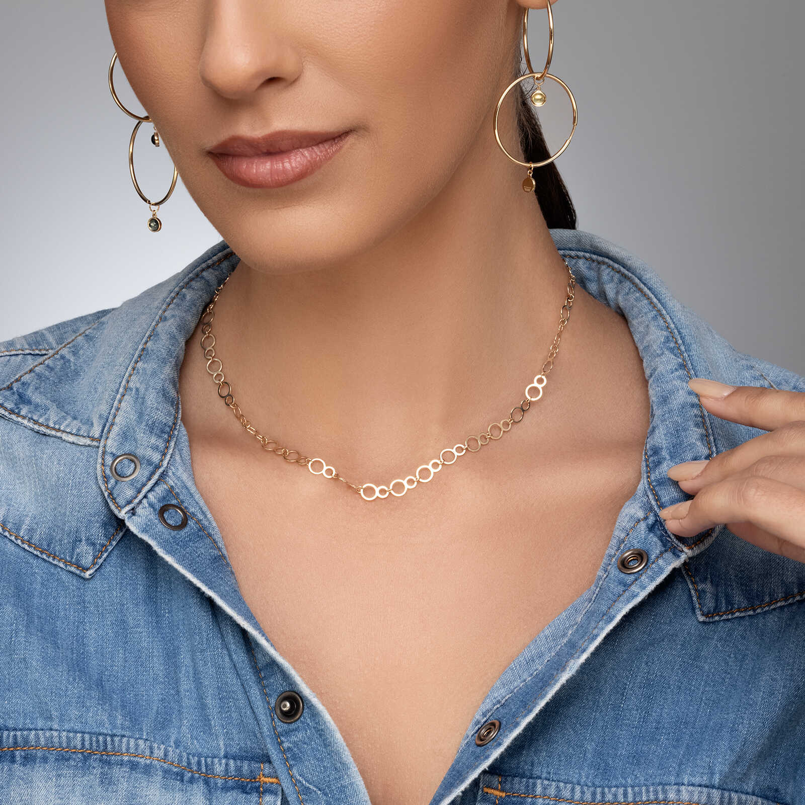 עגילי חישוק זהב משובצים באבני בלו לונדון