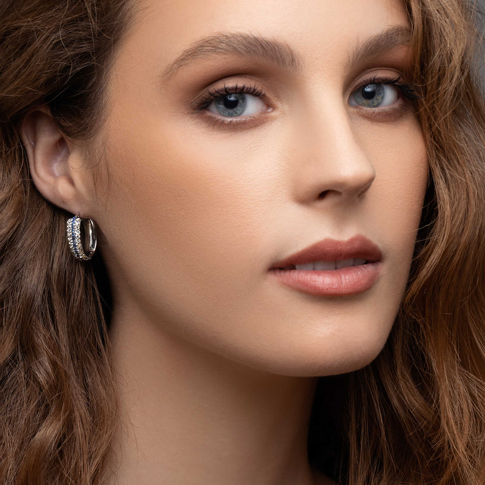 עגילי חישוק משובצים אבני סברובסקי