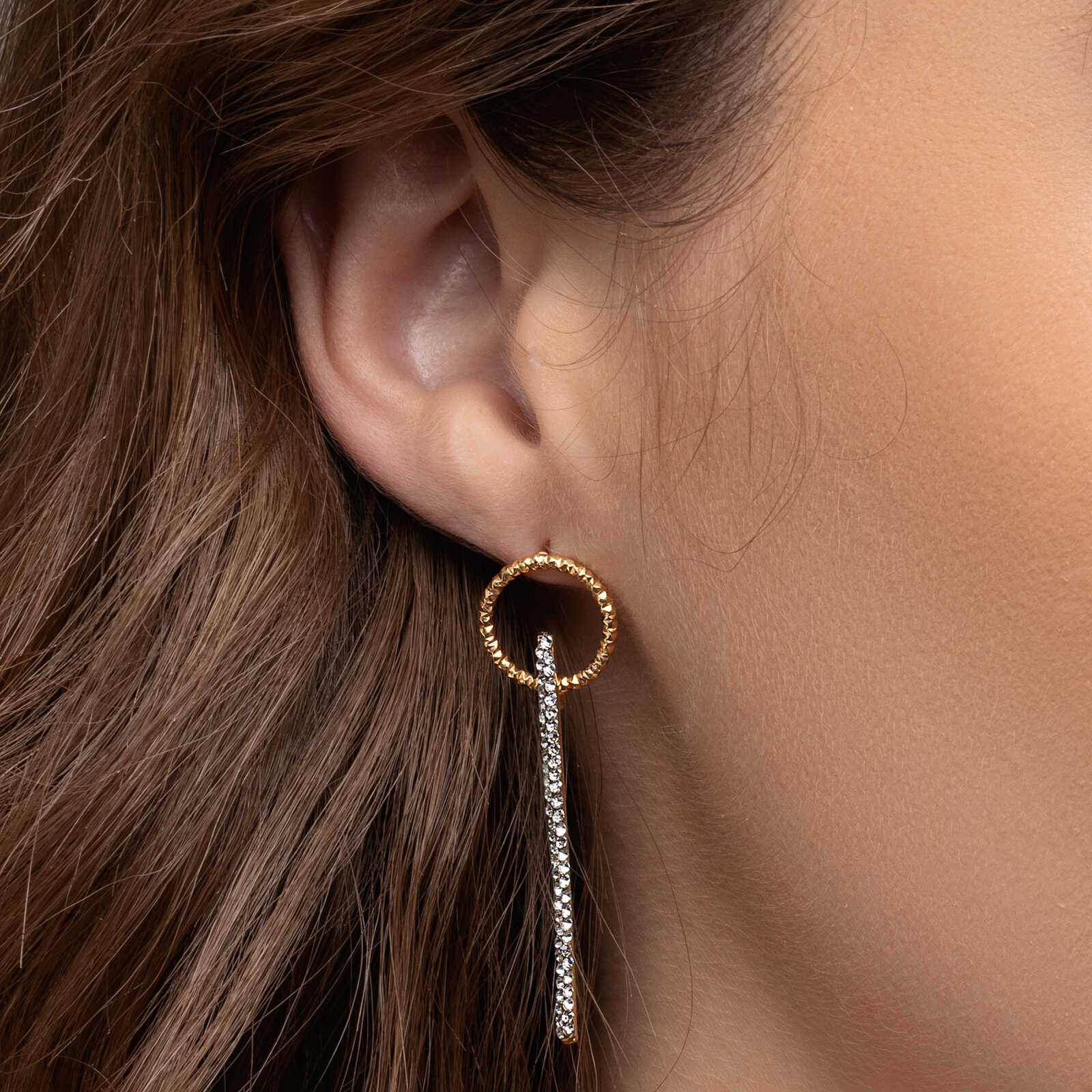 עגילי זהב עם חישוק ופס זירקונים