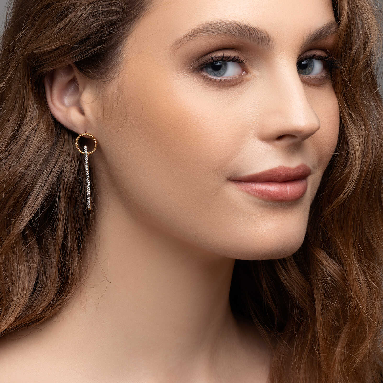 עגילי זהב עם חישוק ופס זירקונים