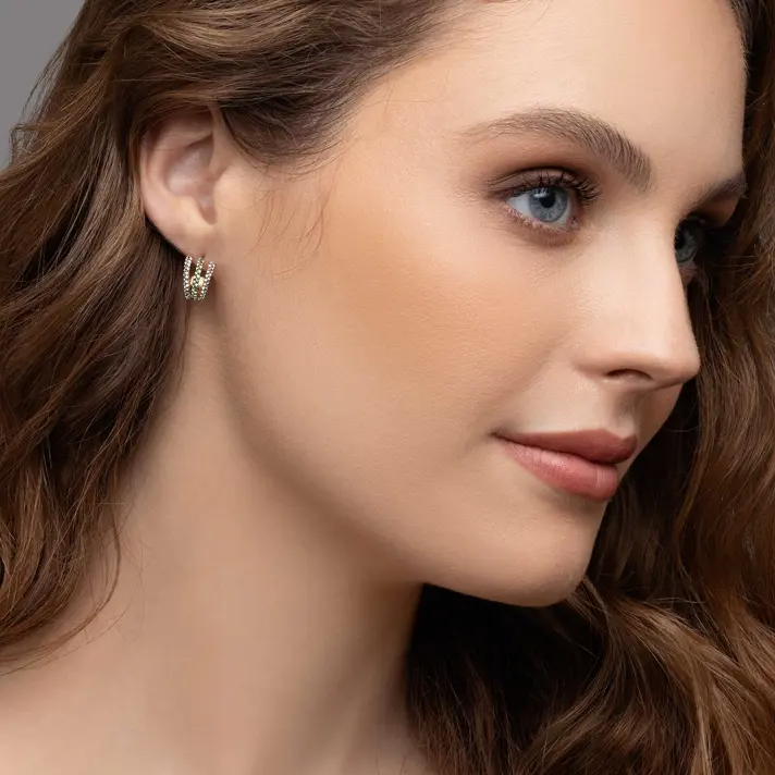 עגילי זהב משובצים אבני סברובסקי מסדרת COLOR SPARKLE